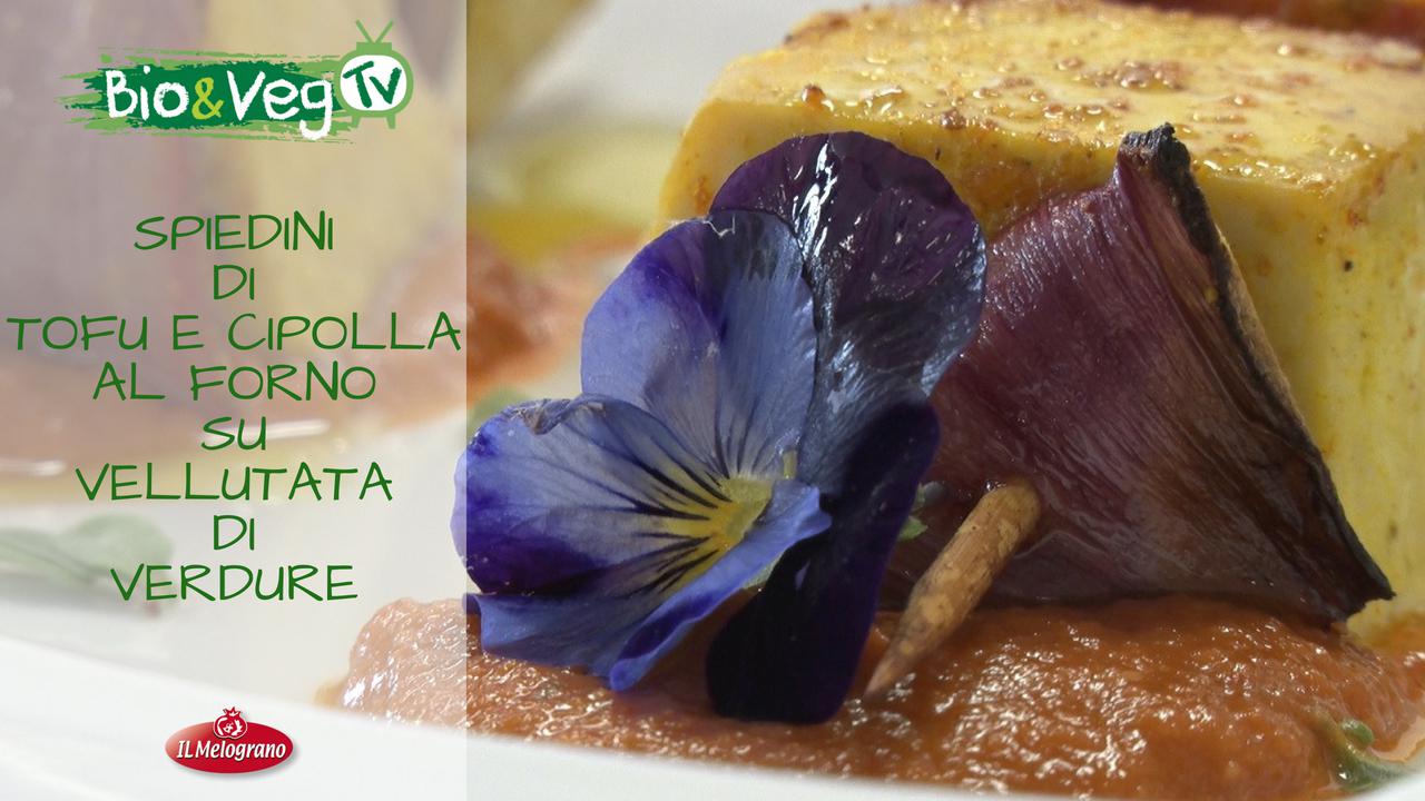 Spiedini di Tofu e Cipolla al Forno su Vellutata di Verdure